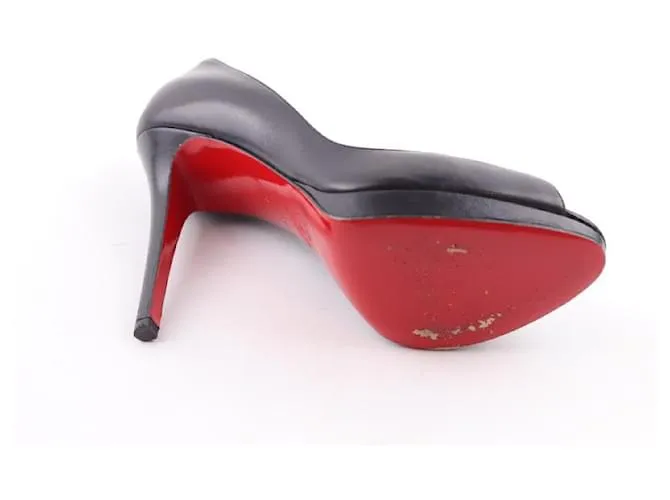 Christian Louboutin Tacones de cuero Negro 