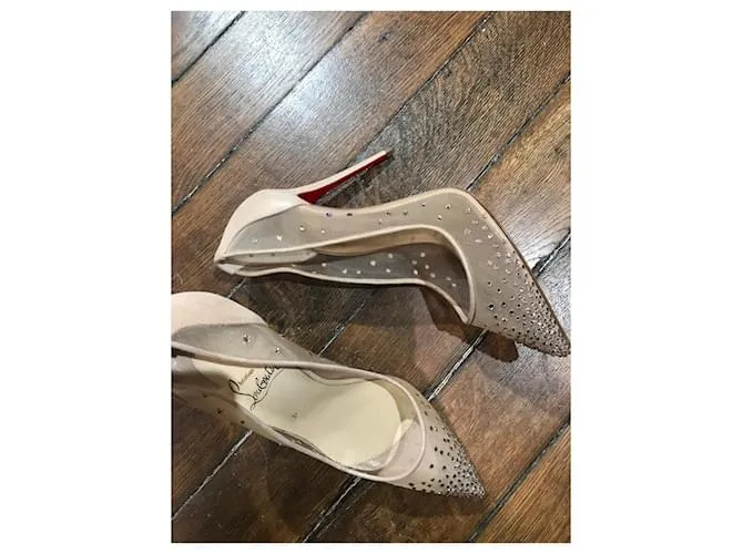 CHRISTIAN LOUBOUTIN Tacones T.UE 39.5 cuero Beige 