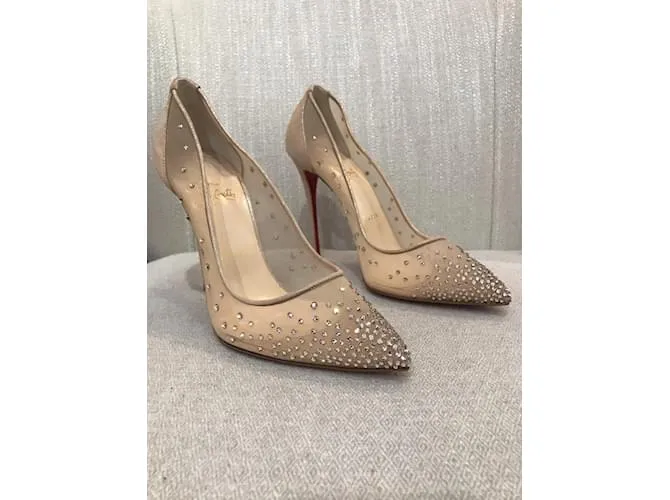 CHRISTIAN LOUBOUTIN Tacones T.UE 39.5 cuero Beige 