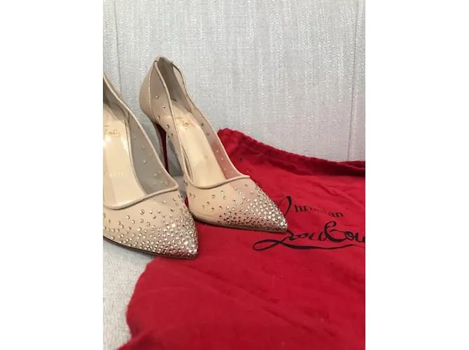 CHRISTIAN LOUBOUTIN Tacones T.UE 39.5 cuero Beige 