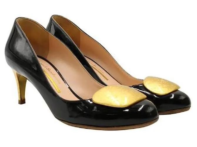 Rupert Sanderson Tacones bajos de charol negro con punta redonda Dorado 