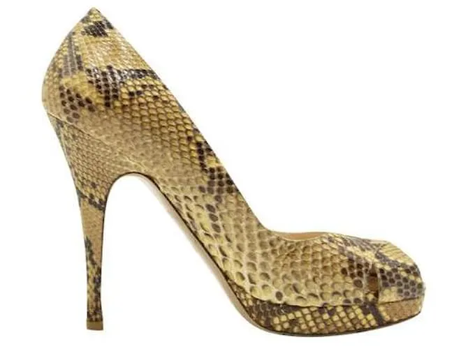 Tacones peep-toe de piel de serpiente de Valentino 