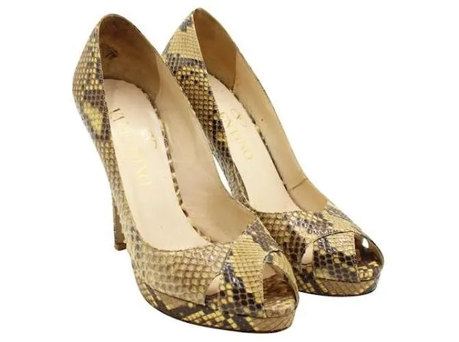 Tacones peep-toe de piel de serpiente de Valentino 