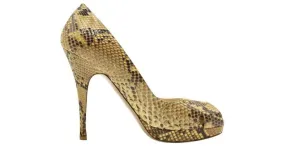 Tacones peep-toe de piel de serpiente de Valentino 