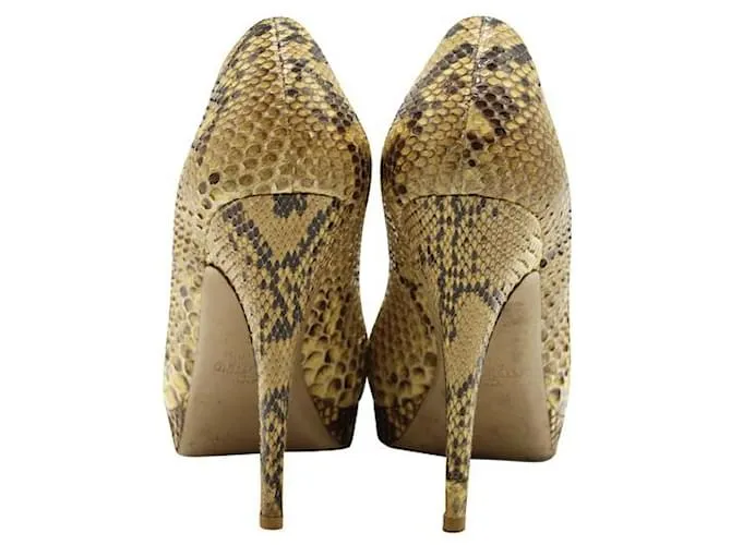 Tacones peep-toe de piel de serpiente de Valentino 