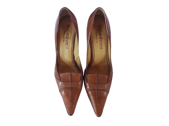 Yves Saint Laurent Tacones Marrón claro 