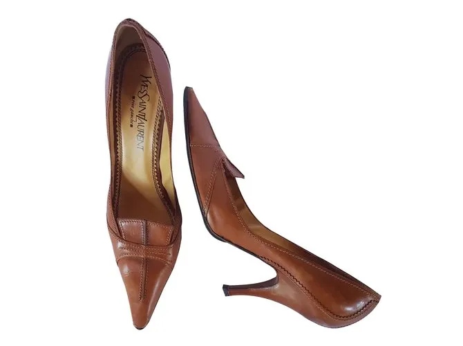 Yves Saint Laurent Tacones Marrón claro 